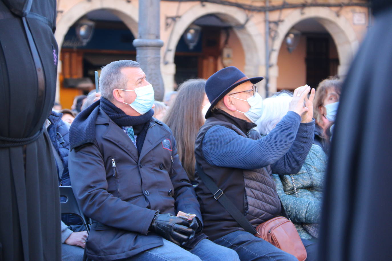 Un momento de la Procesión de los pasos en la Plaza Mayor de León. 