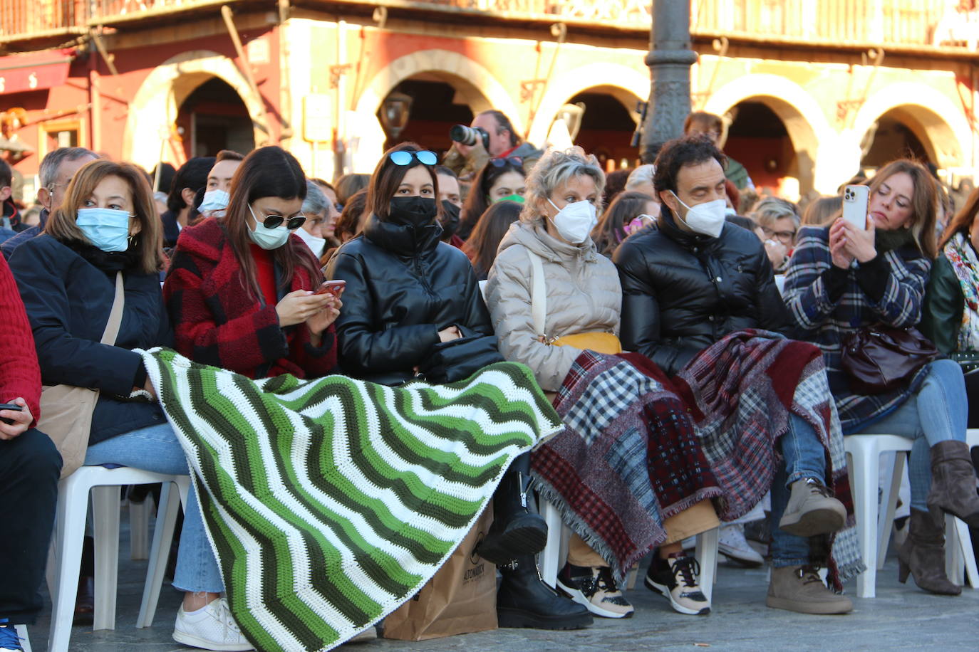 Un momento de la Procesión de los pasos en la Plaza Mayor de León. 