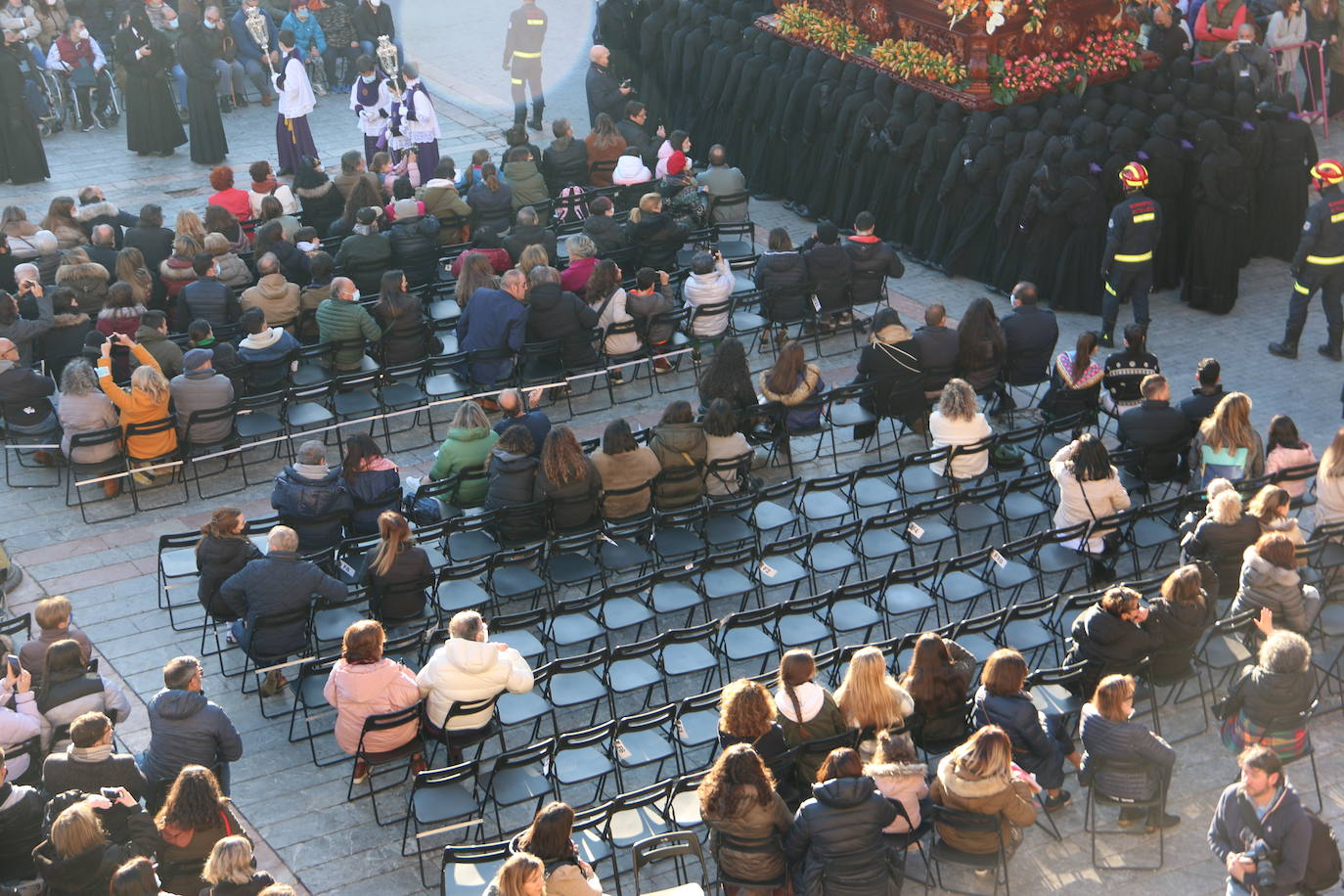 Un momento de la Procesión de los pasos en la Plaza Mayor de León. 