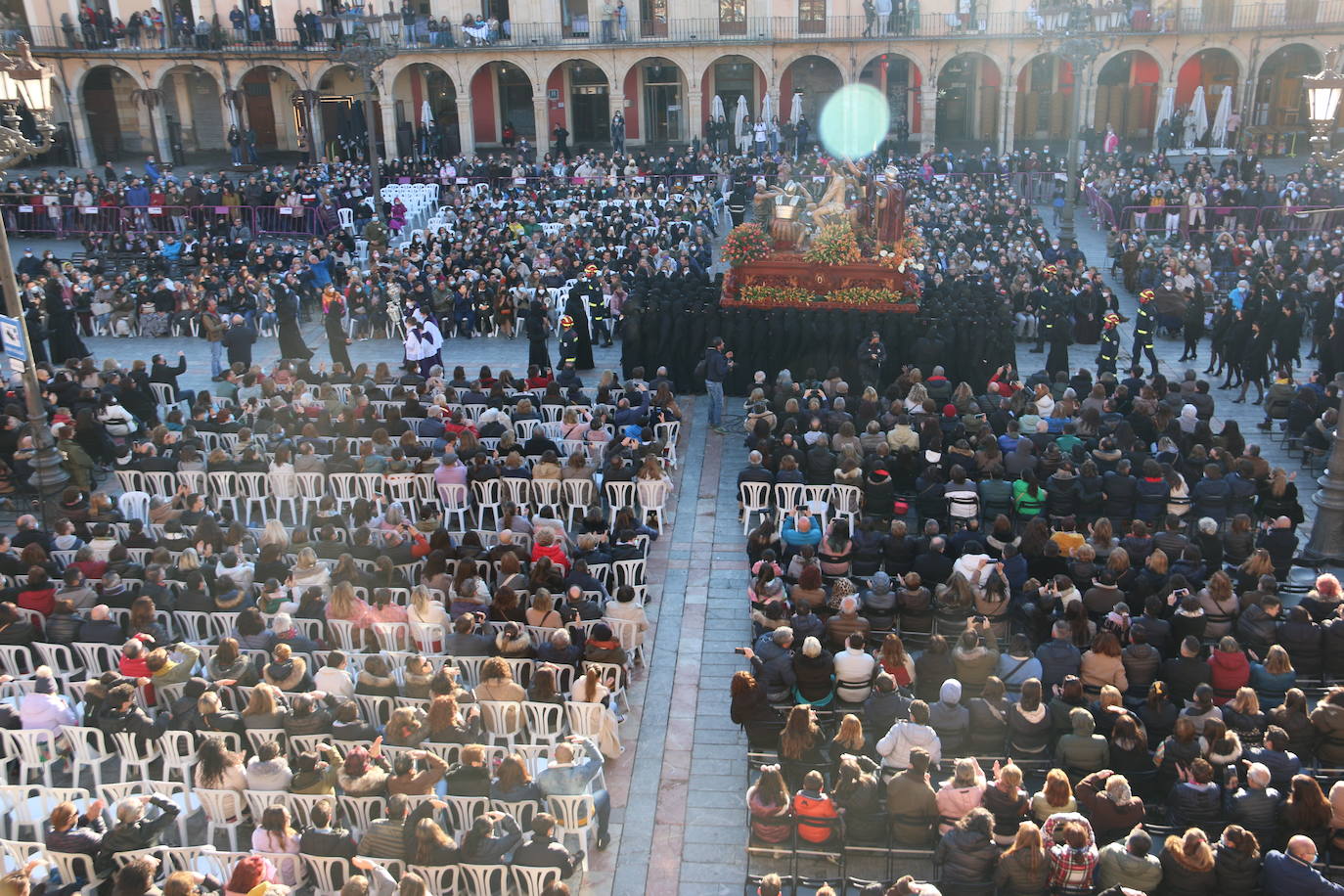 Un momento de la Procesión de los pasos en la Plaza Mayor de León. 