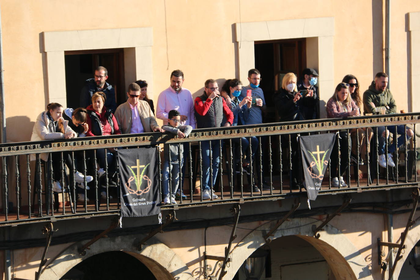 Un momento de la Procesión de los pasos en la Plaza Mayor de León. 