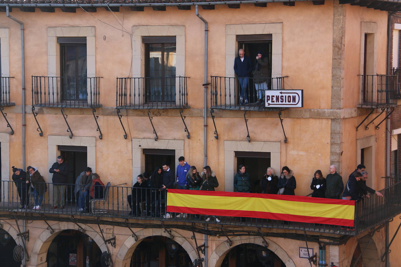 Un momento de la Procesión de los pasos en la Plaza Mayor de León. 