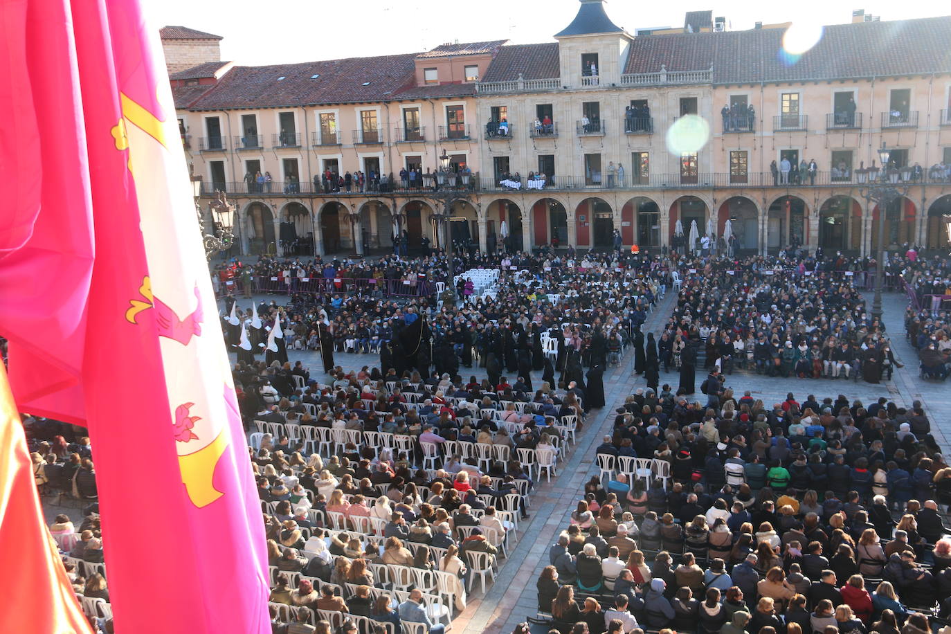 Un momento de la Procesión de los pasos en la Plaza Mayor de León. 