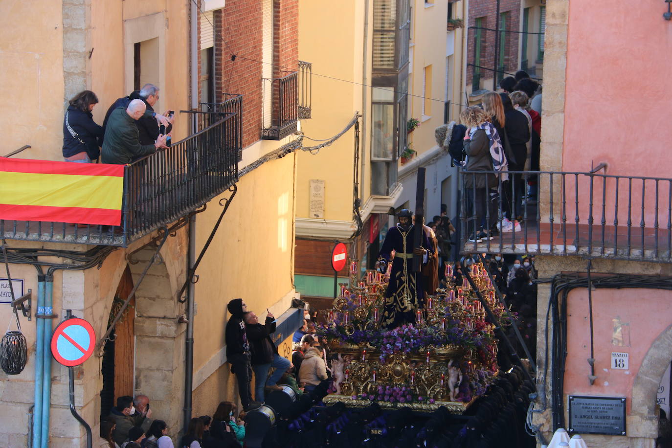 Un momento de la Procesión de los pasos en la Plaza Mayor de León. 