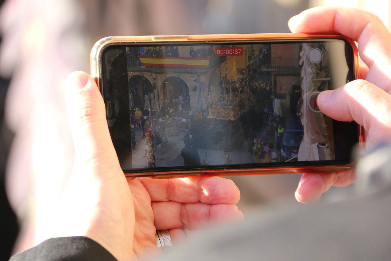 Un momento de la Procesión de los pasos en la Plaza Mayor de León. 