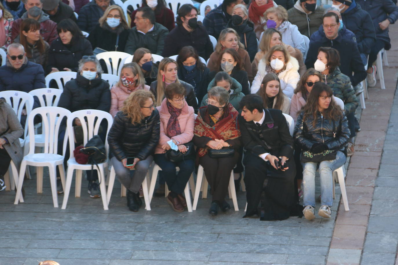 Un momento de la Procesión de los pasos en la Plaza Mayor de León. 