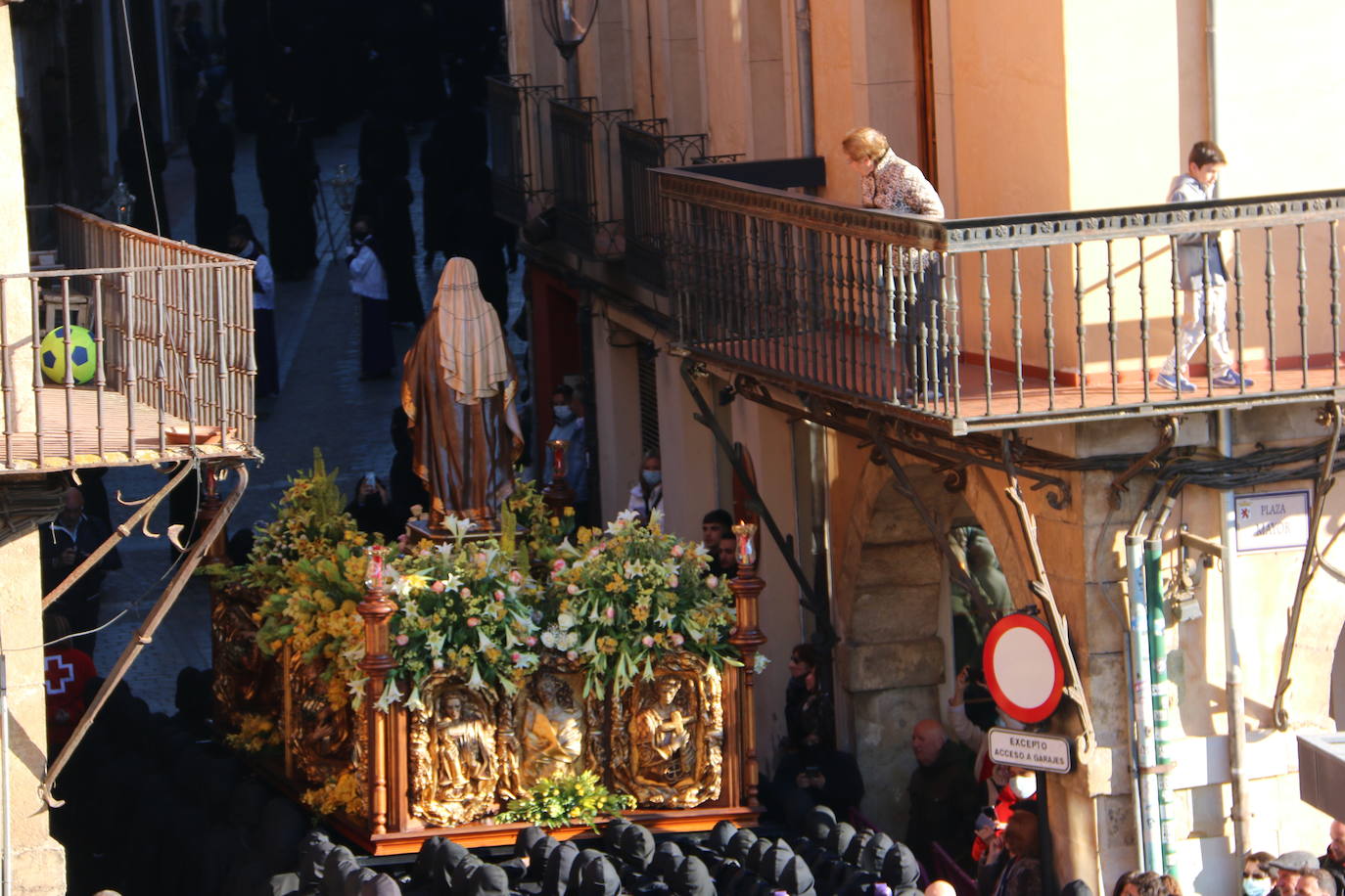 Un momento de la Procesión de los pasos en la Plaza Mayor de León. 