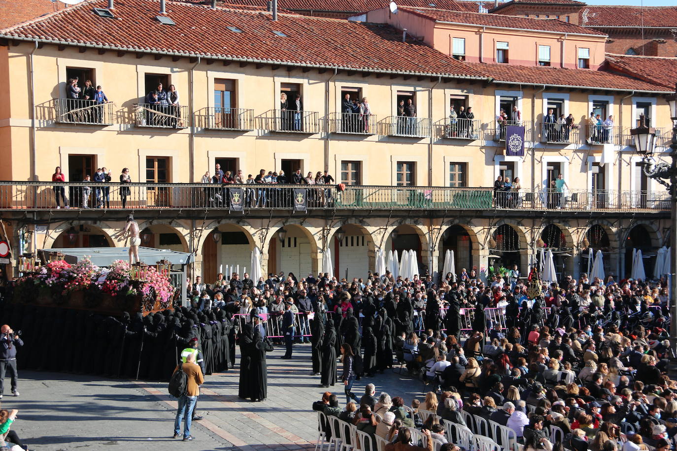 Un momento de la Procesión de los pasos en la Plaza Mayor de León. 