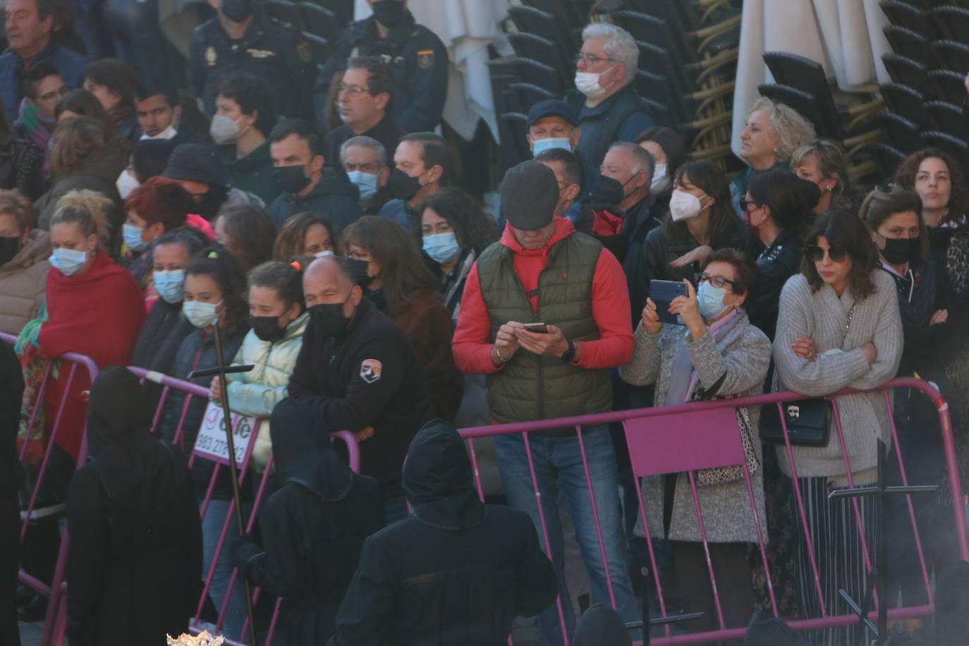 Un momento de la Procesión de los pasos en la Plaza Mayor de León. 