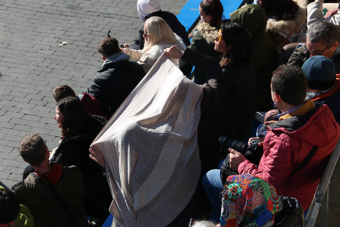 Un momento de la Procesión de los pasos en la Plaza Mayor de León. 