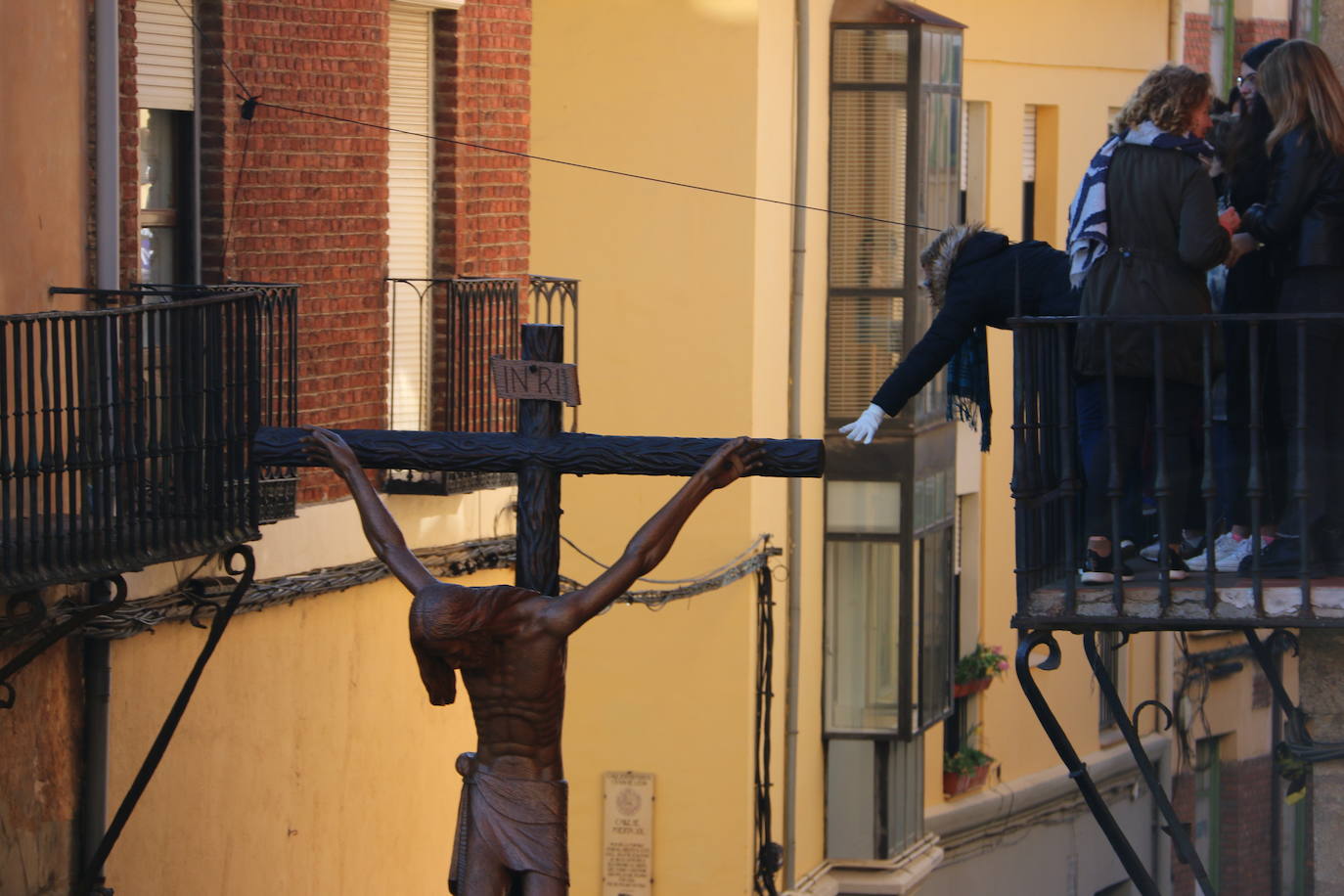 Un momento de la Procesión de los pasos en la Plaza Mayor de León. 