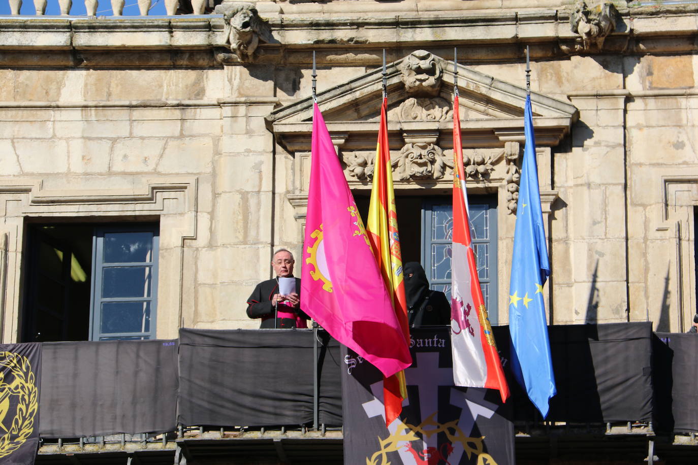 Un momento de la Procesión de los pasos en la Plaza Mayor de León. 