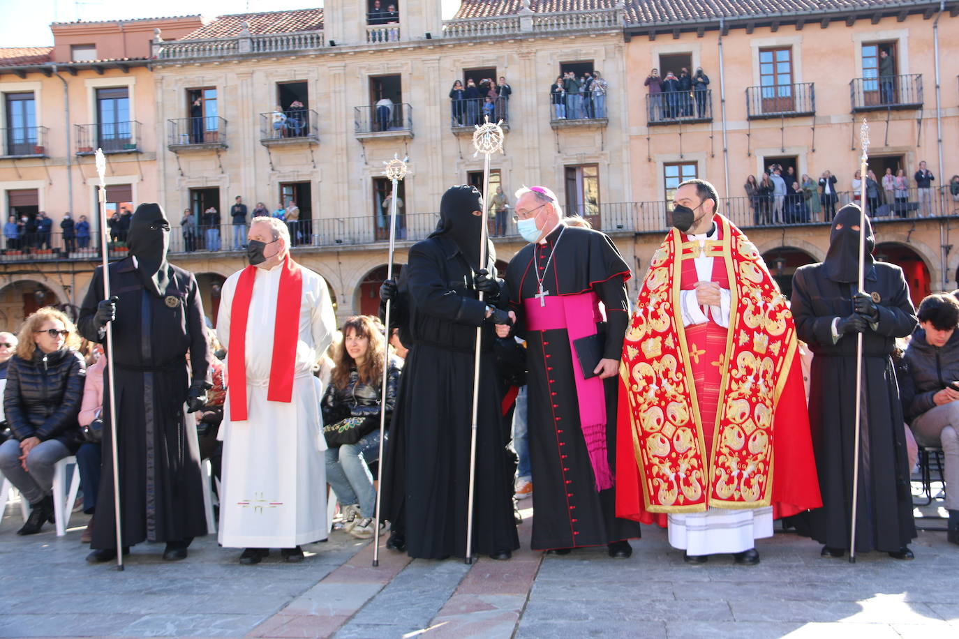 Un momento de la Procesión de los pasos en la Plaza Mayor de León. 