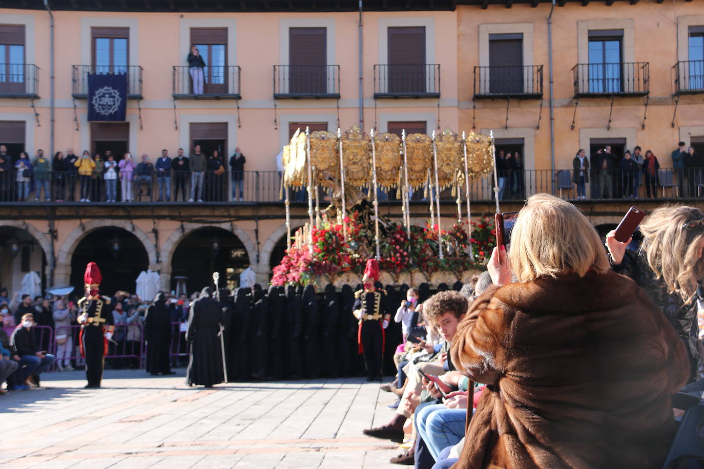 Un momento de la Procesión de los pasos en la Plaza Mayor de León. 