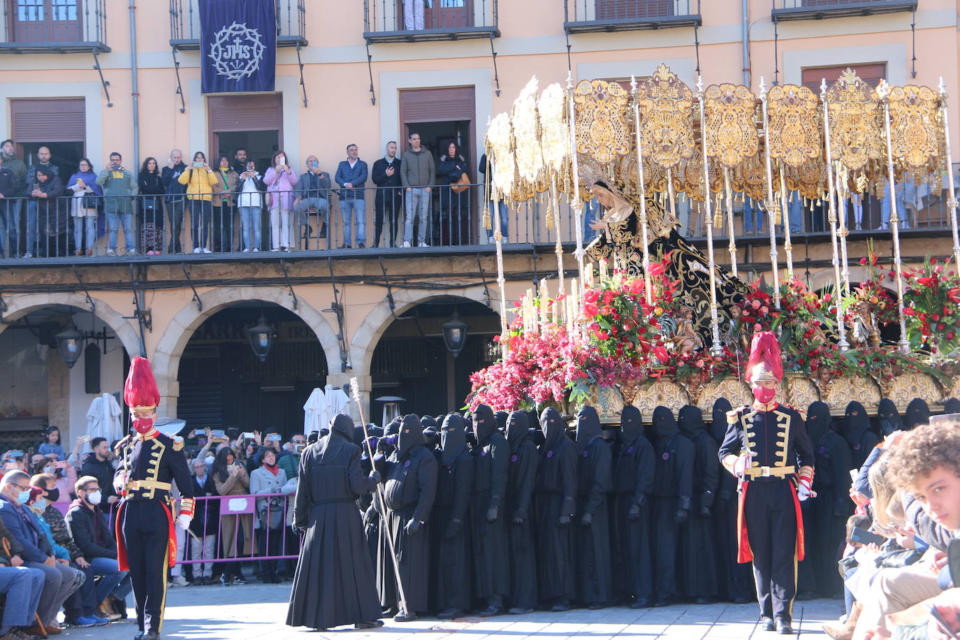 Un momento de la Procesión de los pasos en la Plaza Mayor de León. 