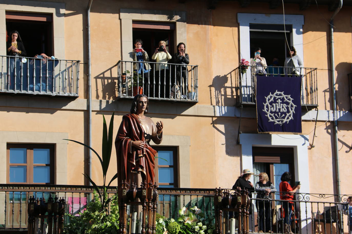 Un momento de la Procesión de los pasos en la Plaza Mayor de León. 