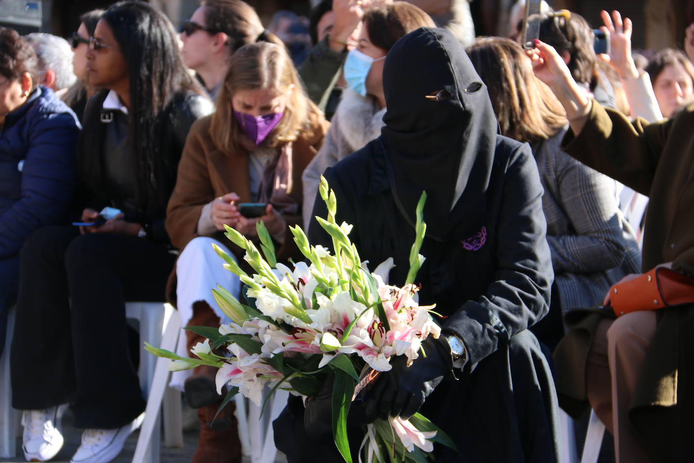 Un momento de la Procesión de los pasos en la Plaza Mayor de León. 