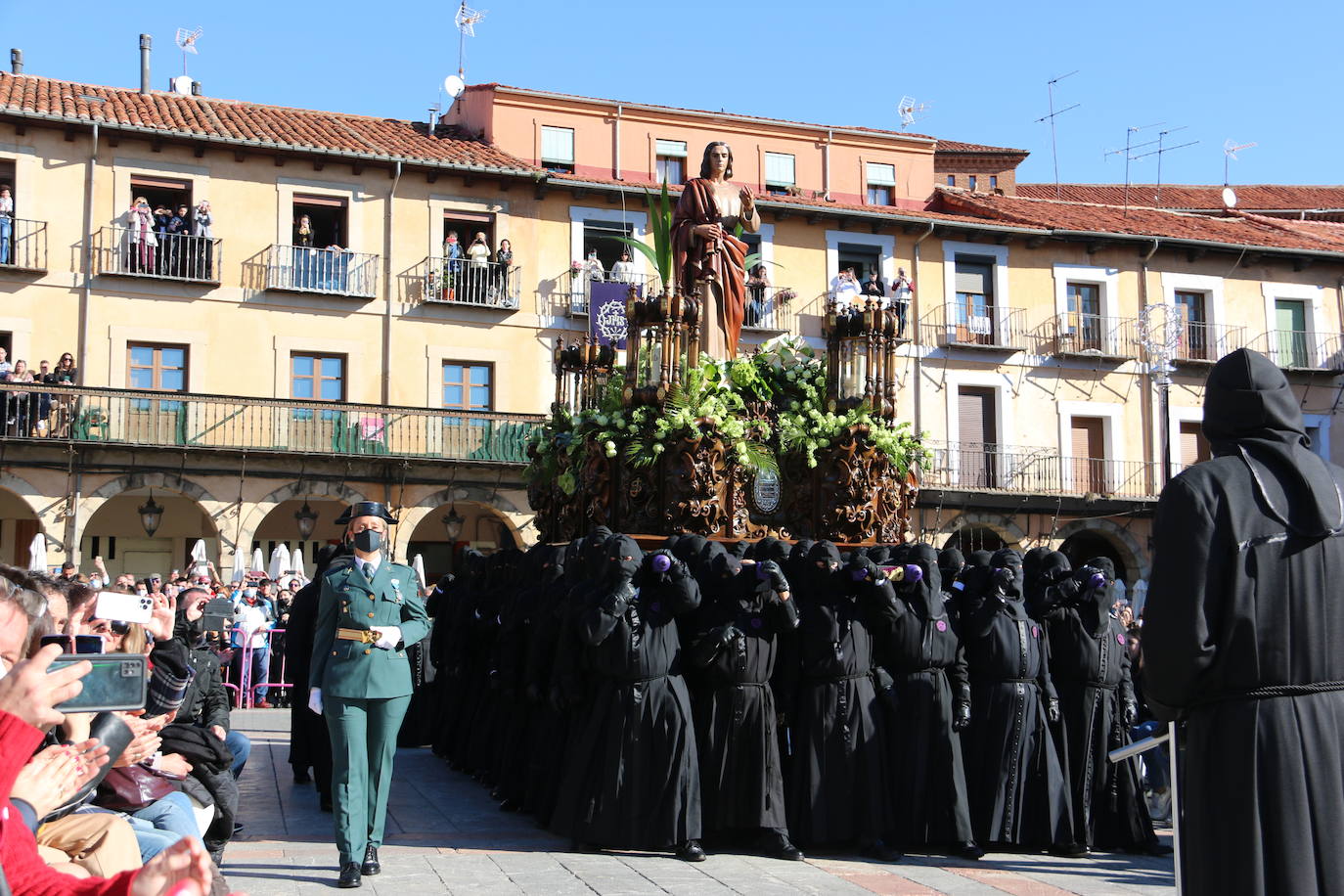 Un momento de la Procesión de los pasos en la Plaza Mayor de León. 