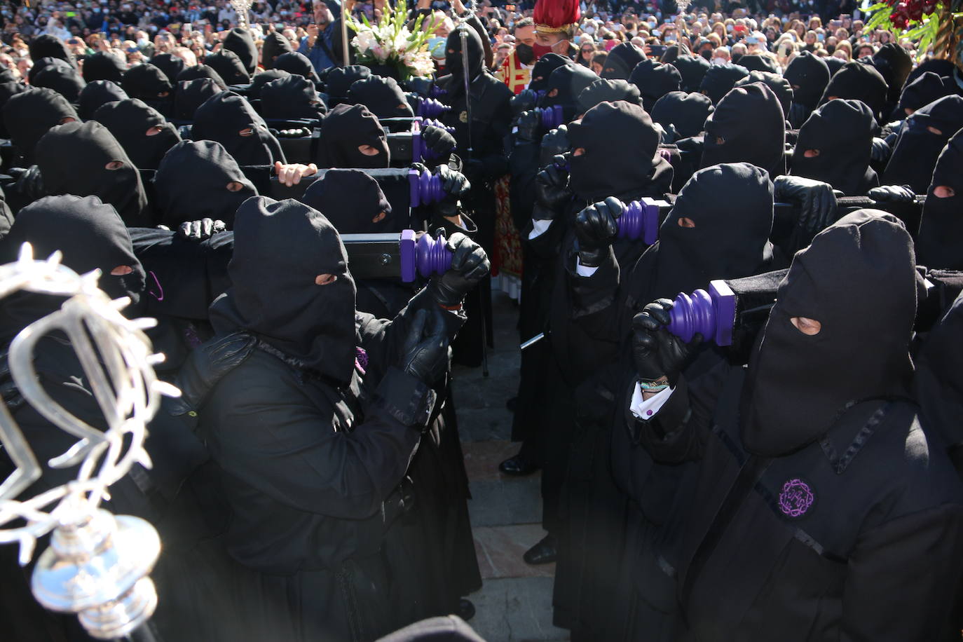 Un momento de la Procesión de los pasos en la Plaza Mayor de León. 