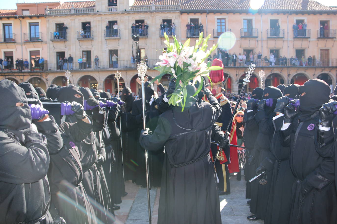 Un momento de la Procesión de los pasos en la Plaza Mayor de León. 