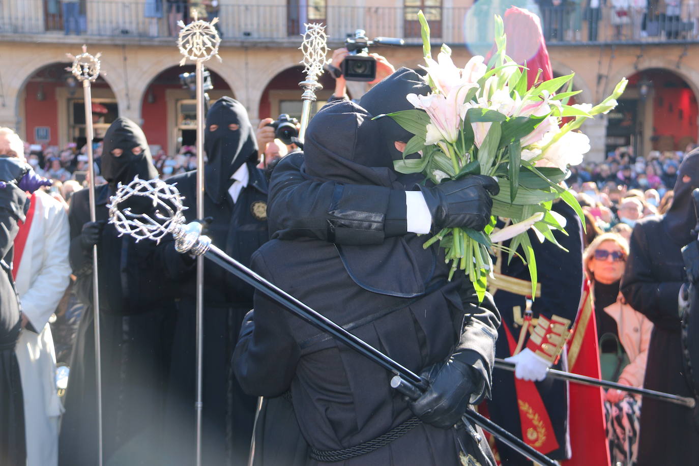 Un momento de la Procesión de los pasos en la Plaza Mayor de León. 