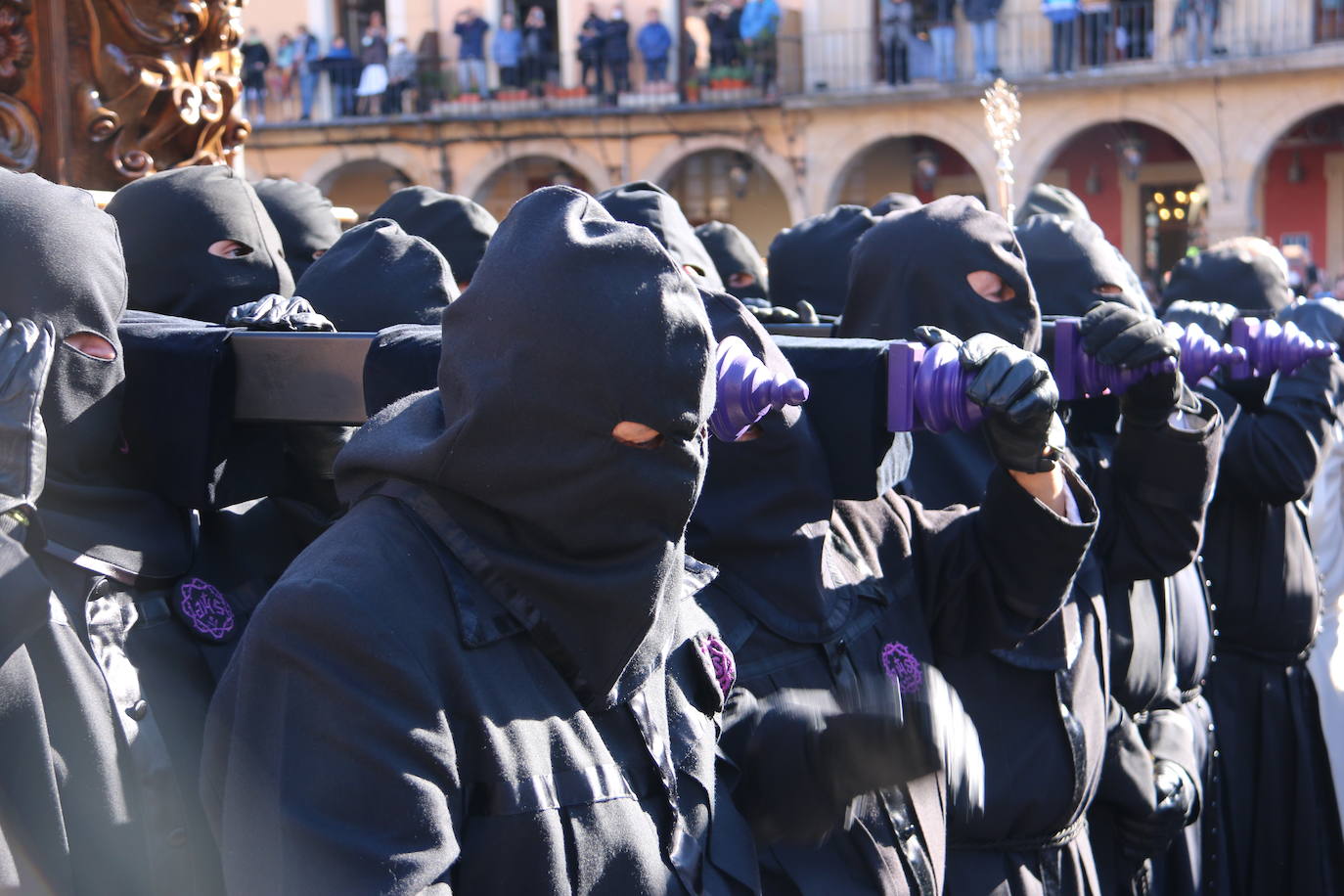 Un momento de la Procesión de los pasos en la Plaza Mayor de León. 