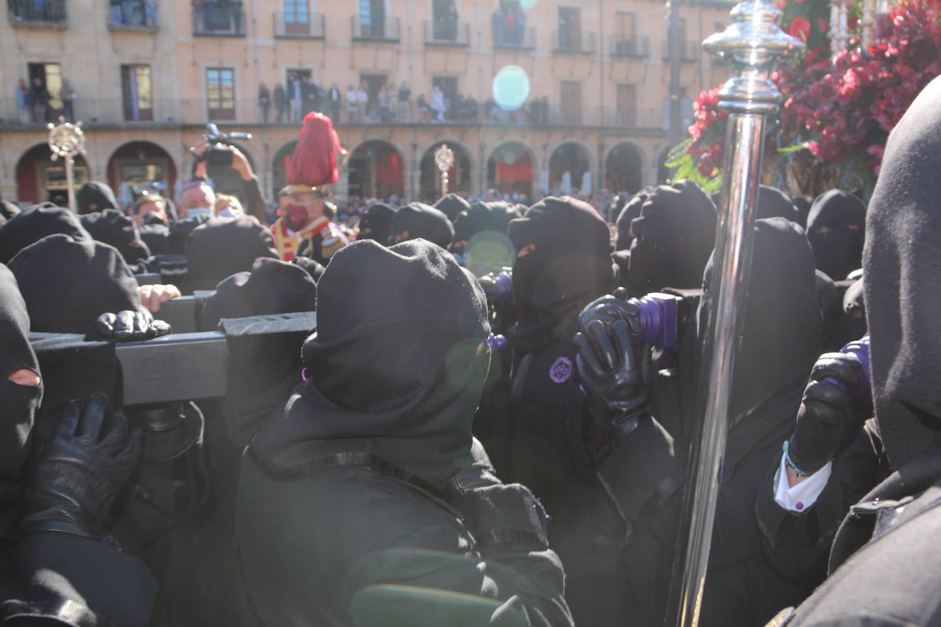 Un momento de la Procesión de los pasos en la Plaza Mayor de León. 