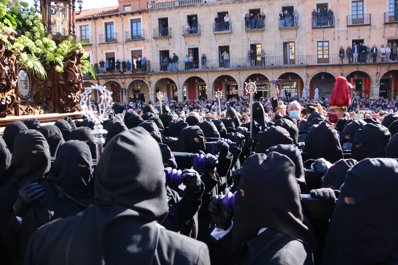 Un momento de la Procesión de los pasos en la Plaza Mayor de León. 