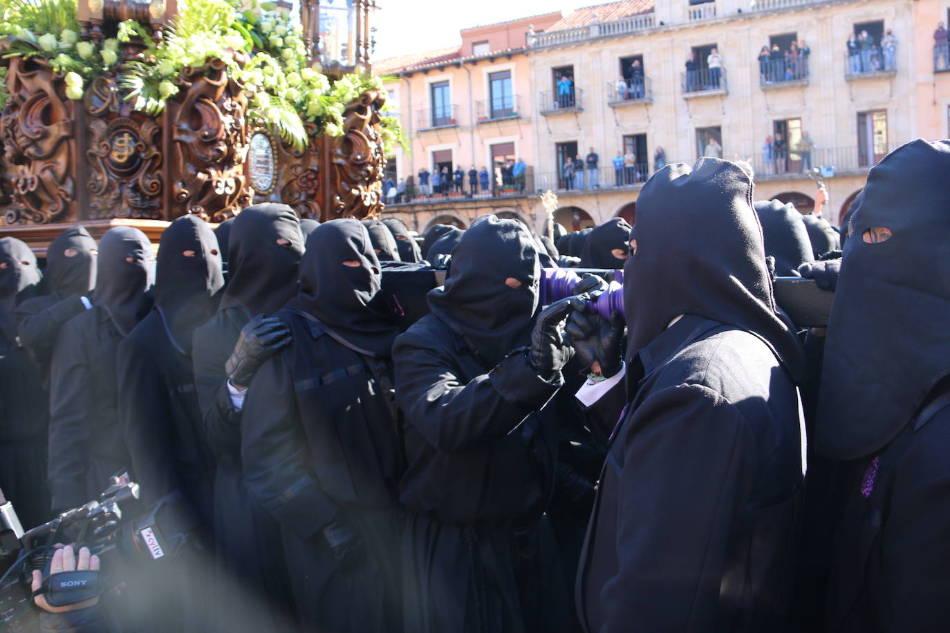 Un momento de la Procesión de los pasos en la Plaza Mayor de León. 