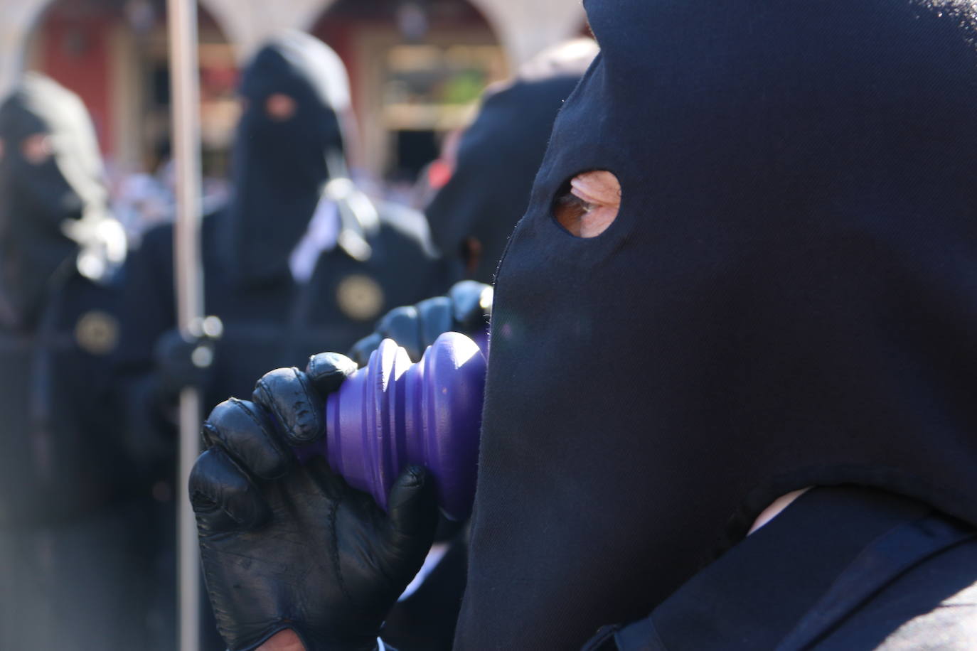 Un momento de la Procesión de los pasos en la Plaza Mayor de León. 