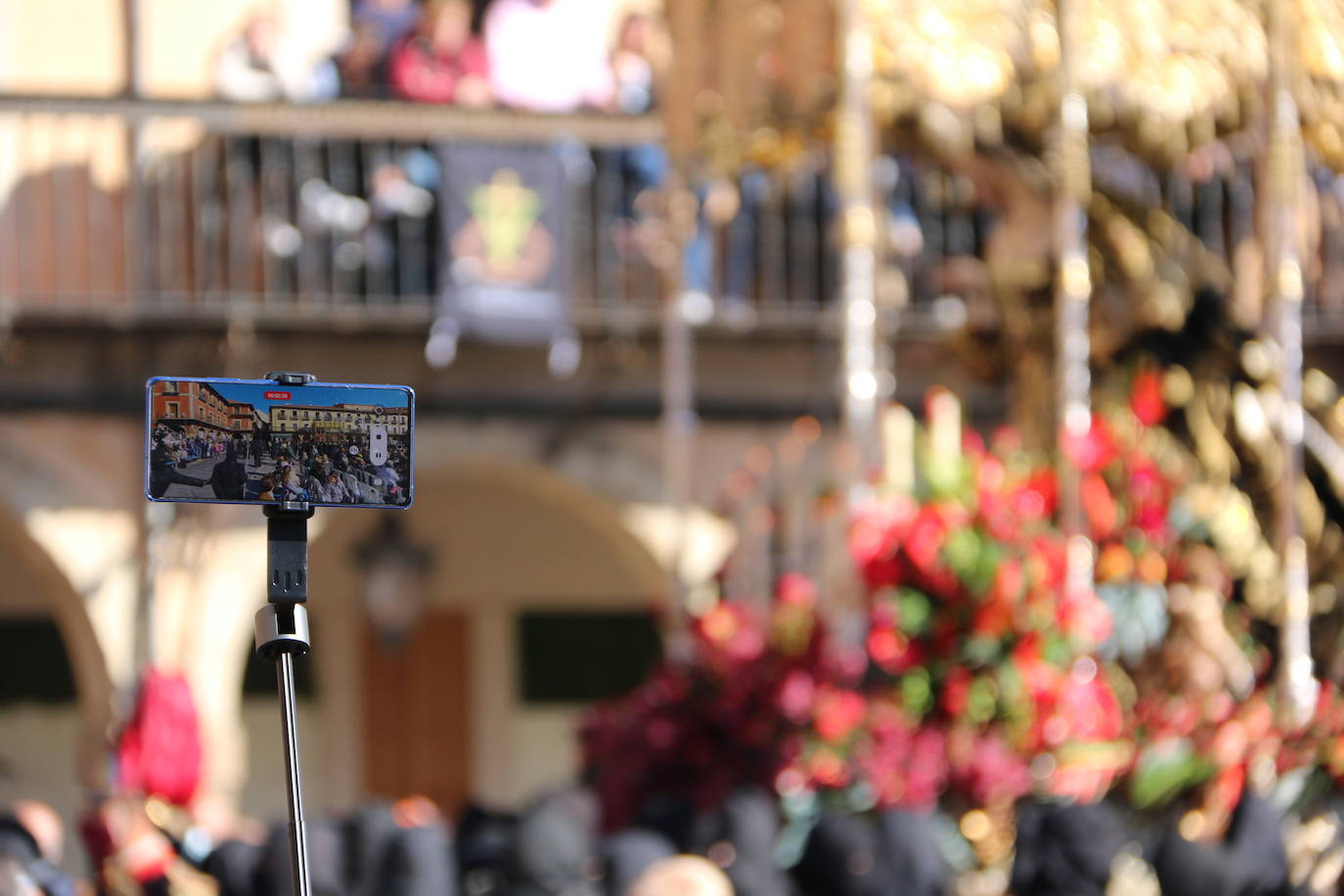 Un momento de la Procesión de los pasos en la Plaza Mayor de León. 