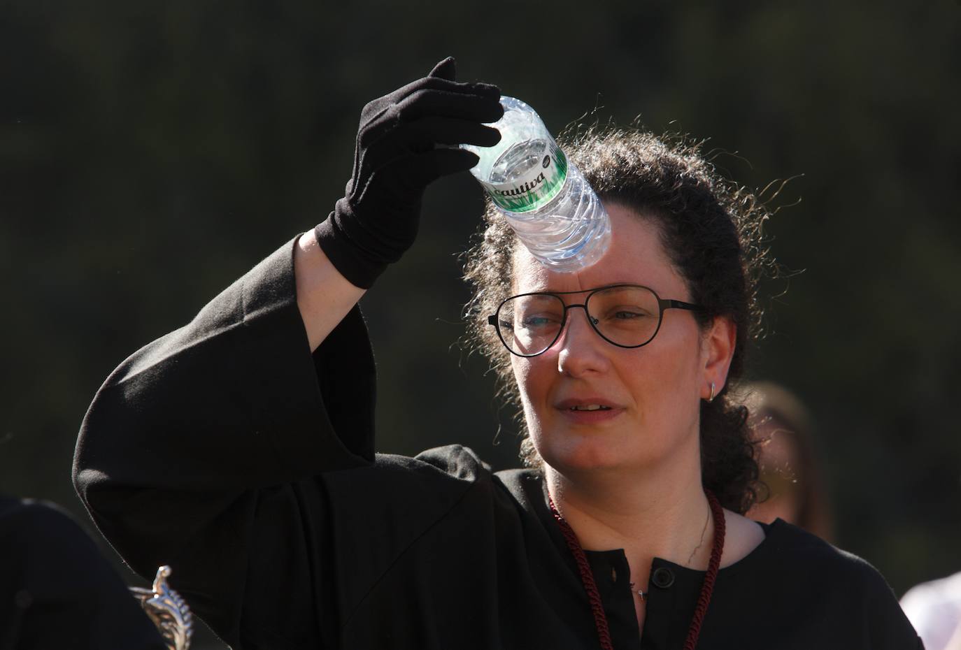 El calor fue uno de los grandes invitados a la Procesión de Santo Entierro de Ponferrada de este Viernes Santo.