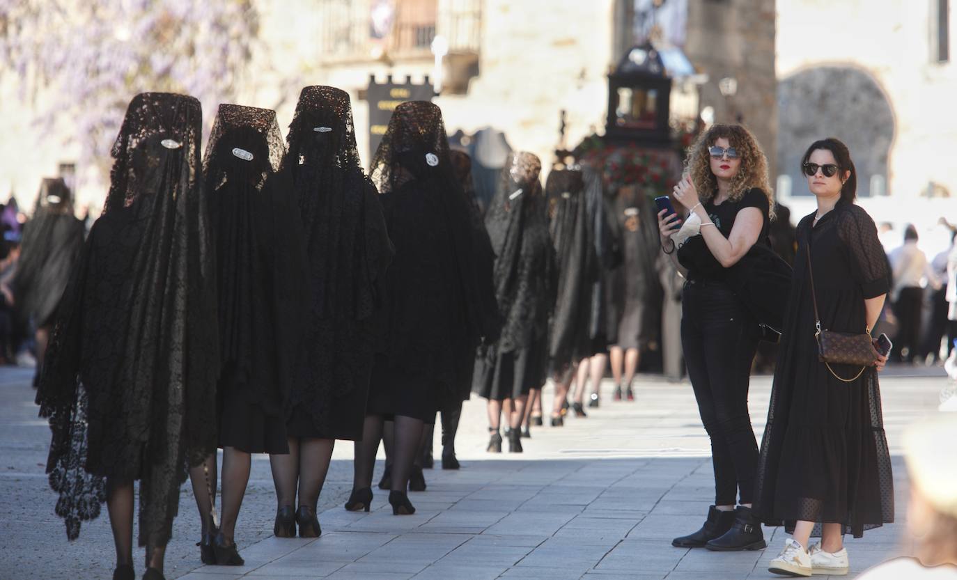 El calor fue uno de los grandes invitados a la Procesión de Santo Entierro de Ponferrada de este Viernes Santo.