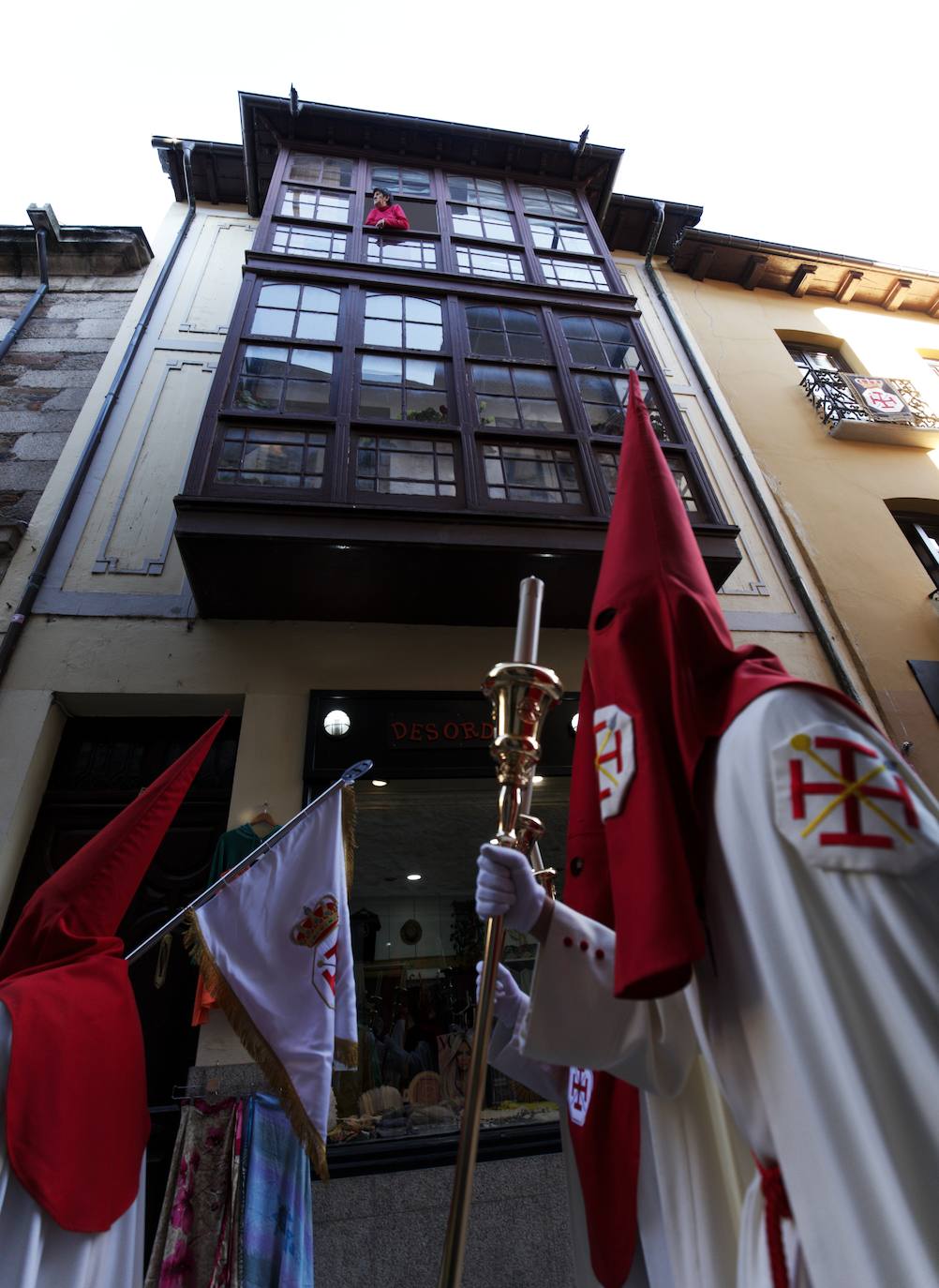 El calor fue uno de los grandes invitados a la Procesión de Santo Entierro de Ponferrada de este Viernes Santo.