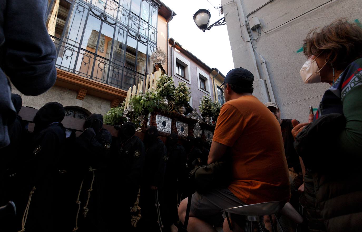 El calor fue uno de los grandes invitados a la Procesión de Santo Entierro de Ponferrada de este Viernes Santo.