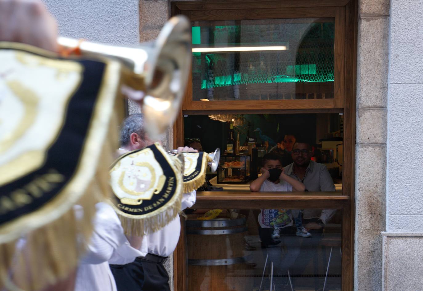 El calor fue uno de los grandes invitados a la Procesión de Santo Entierro de Ponferrada de este Viernes Santo.