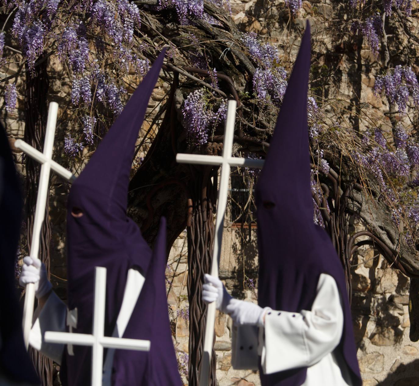 El calor fue uno de los grandes invitados a la Procesión de Santo Entierro de Ponferrada de este Viernes Santo.