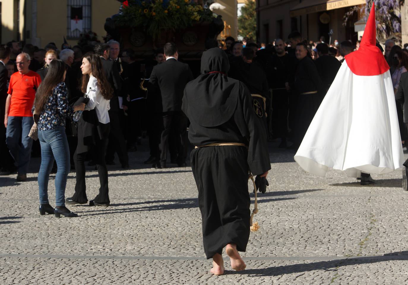 El calor fue uno de los grandes invitados a la Procesión de Santo Entierro de Ponferrada de este Viernes Santo.