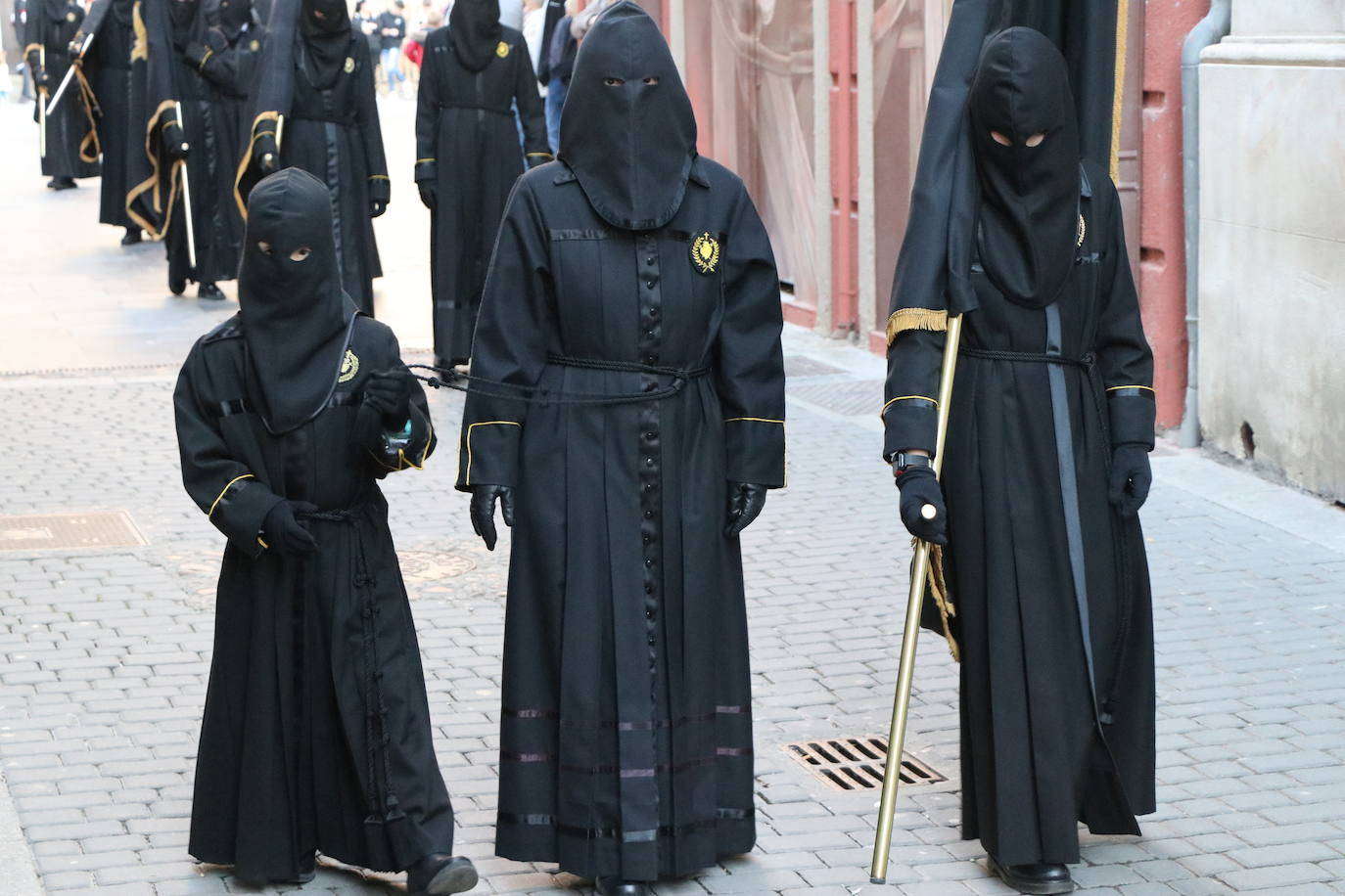 La Cofradía de Angustias ha organizado este Viernes Santo su procesión del Santo Entierro como cada año par. La última vez que procesionó por las calles de la capital fue en 2016.