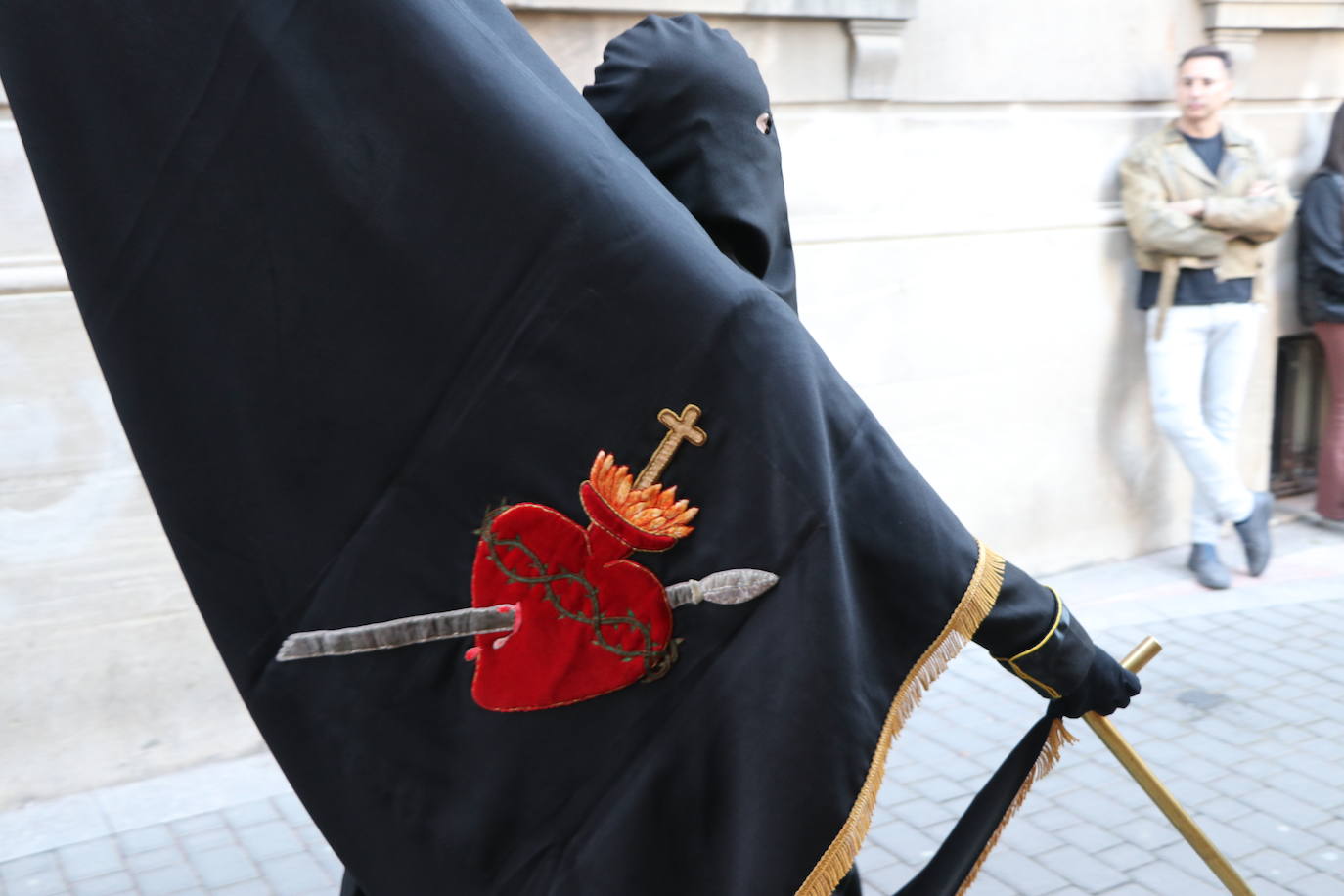 La Cofradía de Angustias ha organizado este Viernes Santo su procesión del Santo Entierro como cada año par. La última vez que procesionó por las calles de la capital fue en 2016.