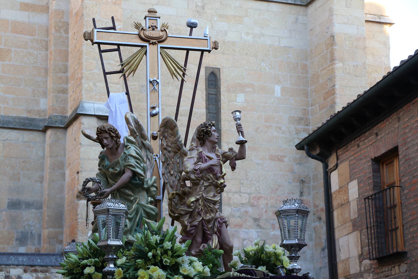 La Cofradía de Angustias ha organizado este Viernes Santo su procesión del Santo Entierro como cada año par. La última vez que procesionó por las calles de la capital fue en 2016.