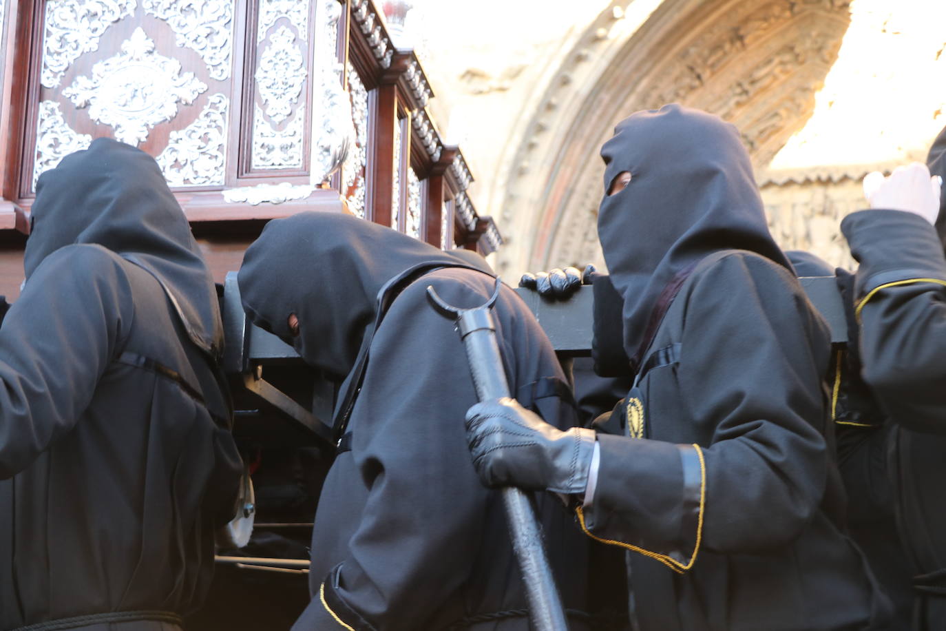 La Cofradía de Angustias ha organizado este Viernes Santo su procesión del Santo Entierro como cada año par. La última vez que procesionó por las calles de la capital fue en 2016.