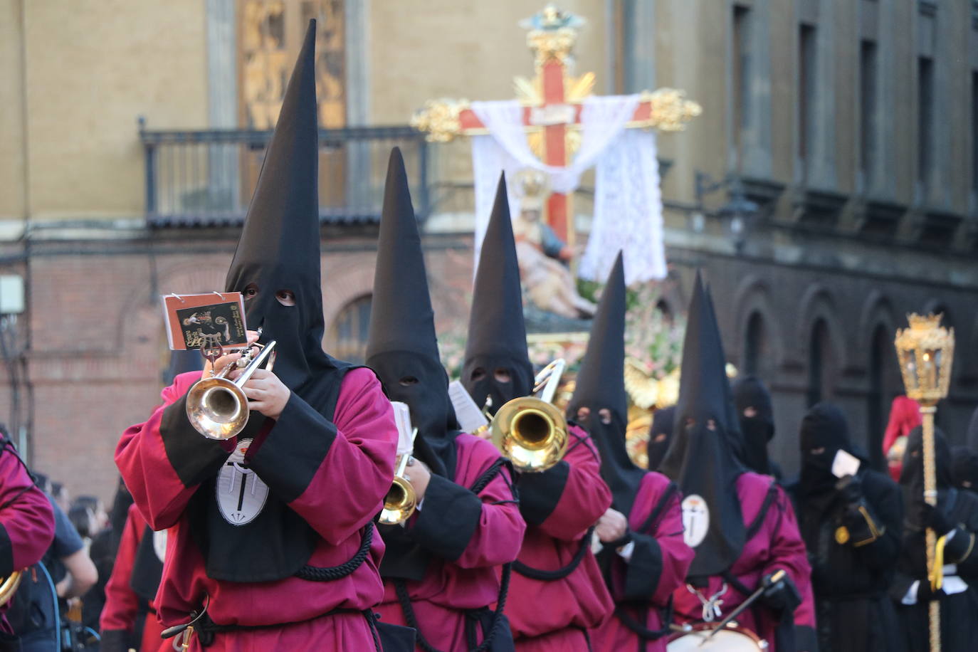 La Cofradía de Angustias ha organizado este Viernes Santo su procesión del Santo Entierro como cada año par. La última vez que procesionó por las calles de la capital fue en 2016.