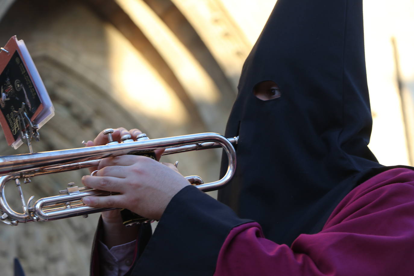 La Cofradía de Angustias ha organizado este Viernes Santo su procesión del Santo Entierro como cada año par. La última vez que procesionó por las calles de la capital fue en 2016.