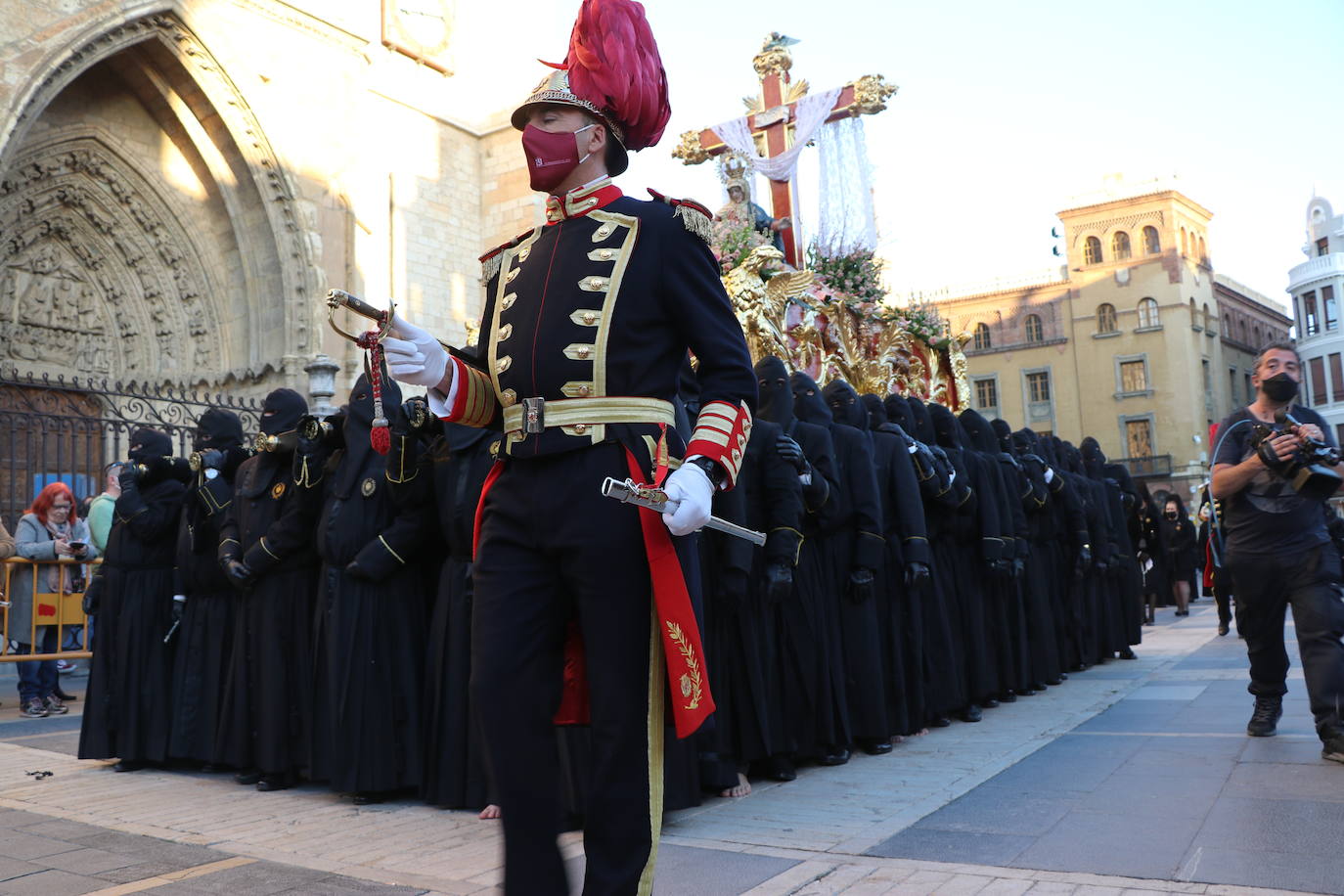 La Cofradía de Angustias ha organizado este Viernes Santo su procesión del Santo Entierro como cada año par. La última vez que procesionó por las calles de la capital fue en 2016.