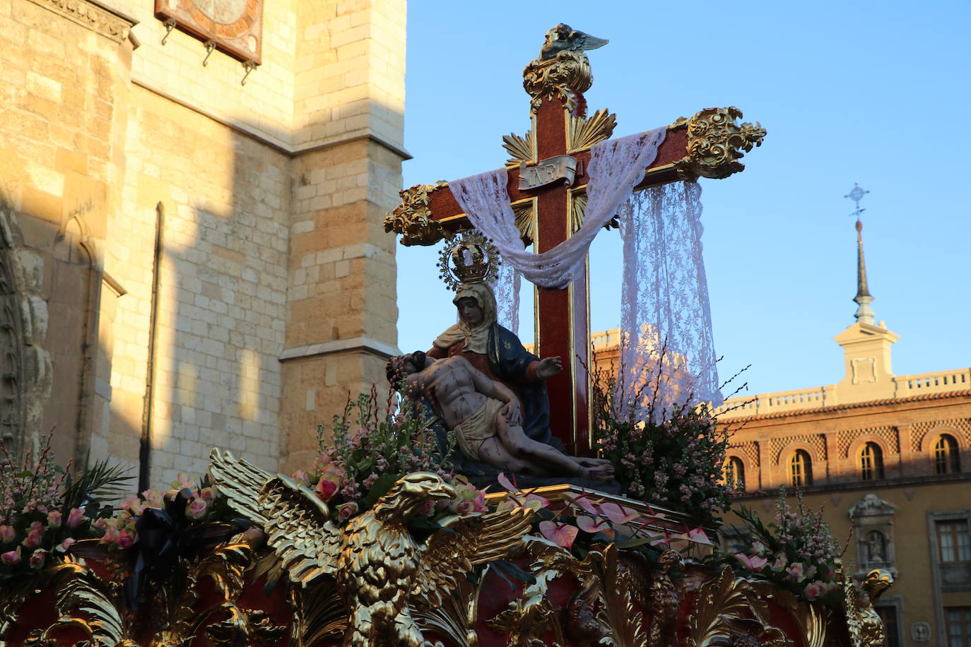 La Cofradía de Angustias ha organizado este Viernes Santo su procesión del Santo Entierro como cada año par. La última vez que procesionó por las calles de la capital fue en 2016.