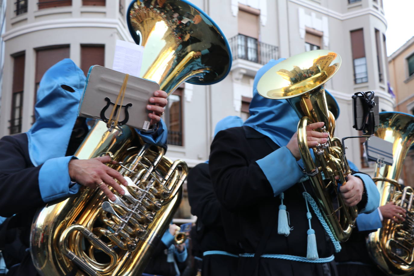 La Cofradía de Angustias ha organizado este Viernes Santo su procesión del Santo Entierro como cada año par. La última vez que procesionó por las calles de la capital fue en 2016.