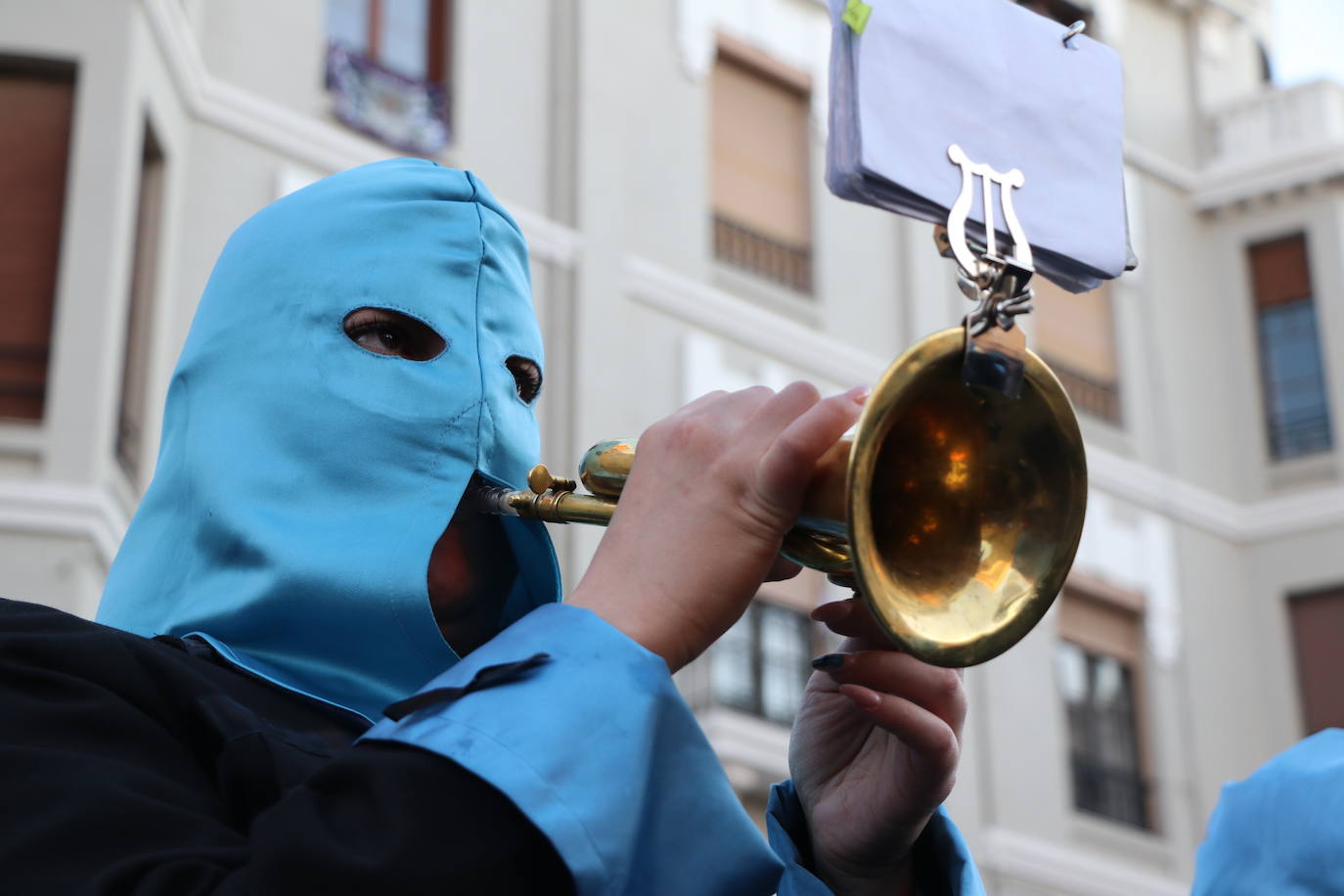 La Cofradía de Angustias ha organizado este Viernes Santo su procesión del Santo Entierro como cada año par. La última vez que procesionó por las calles de la capital fue en 2016.