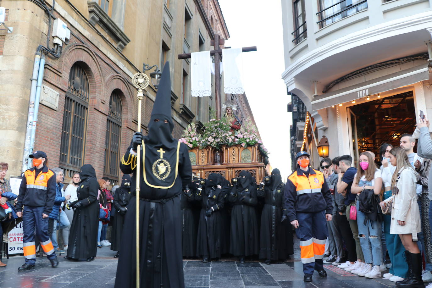 La Cofradía de Angustias ha organizado este Viernes Santo su procesión del Santo Entierro como cada año par. La última vez que procesionó por las calles de la capital fue en 2016.