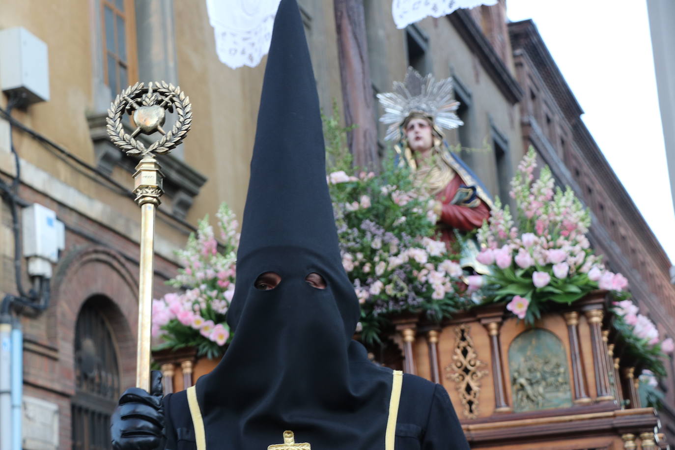 La Cofradía de Angustias ha organizado este Viernes Santo su procesión del Santo Entierro como cada año par. La última vez que procesionó por las calles de la capital fue en 2016.